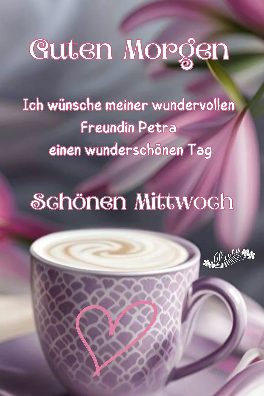 Ein lilafarbenes Kaffeebecher mit einem rosa Herz, gefüllt mit einer cremigen Kaffeeoberschicht, auf einem lilafarbenen Teller und einem lilafarbenen Hintergrund mit einer Pflanze.