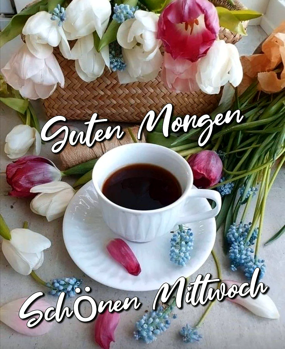 Ein Bild mit einer Tasse Kaffee, Tulpen und einem Korb Blumen auf einem Tisch. Der Kaffee ist in einer weißen Tasse mit Untertasse, umgeben von Blumen.