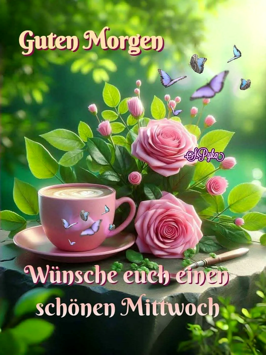 Ein rosa Kaffeebecher auf einer Untertasse, umgeben von rosa Rosen, grünen Blättern und fliegenden Schmetterlingen in einem sonnigen Garten.