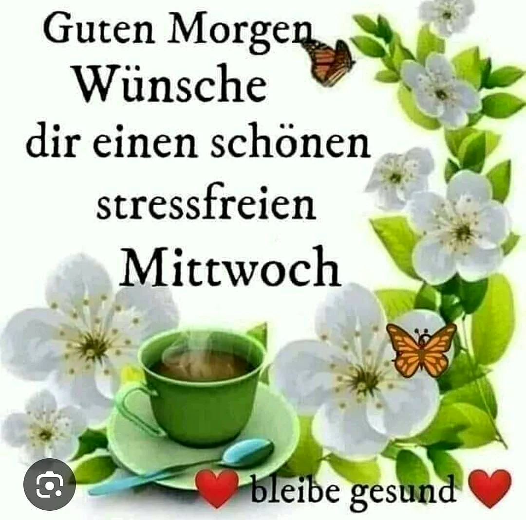 Ein grüner Kaffeebecher auf einer Untertasse mit einer blauen Löffel, umgeben von weißen Blumen, grünen Blättern und zwei orangefarbenen Schmetterlingen auf einem weißen Hintergrund