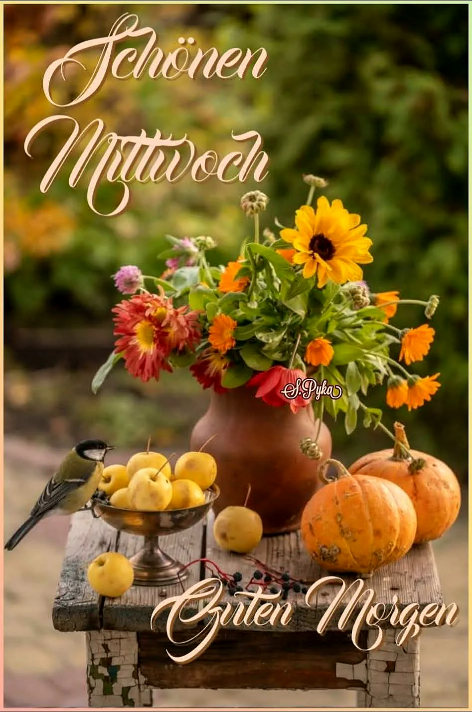 Ein Sommertagsbild mit Blumen, Kürbissen, einem Vogel und einem Schalen Obst auf einem alten Holztisch im Garten, Schöne Herbstfarben