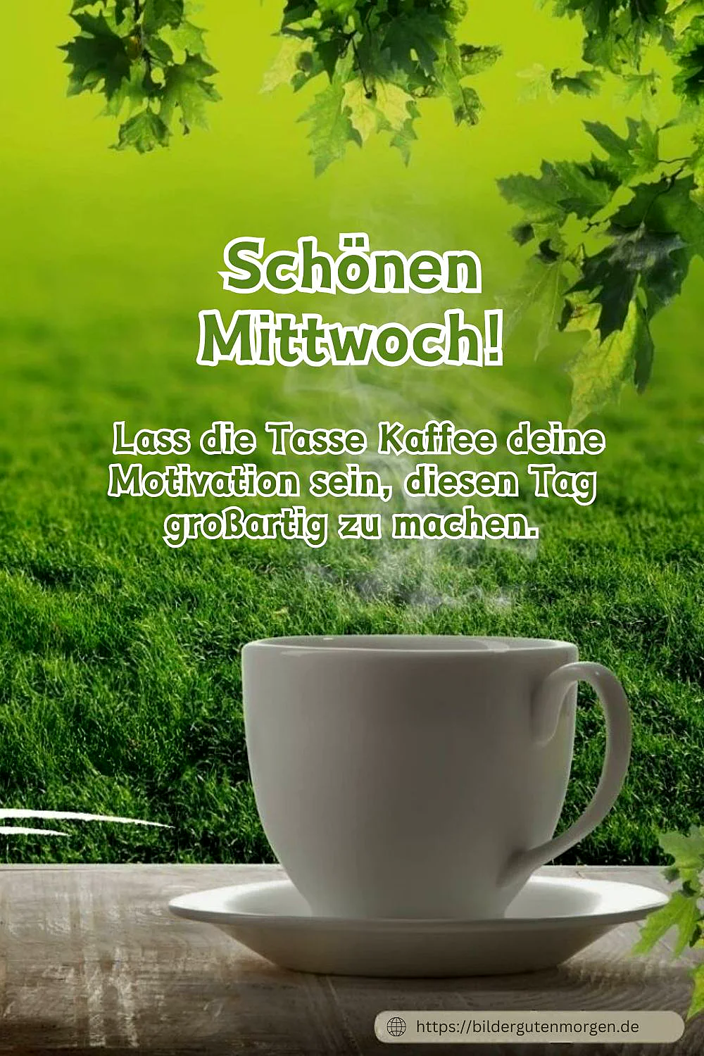 Ein Foto einer weißen Kaffeetasse auf einem Teller, platziert auf einem rustikalen Holztisch vor einem grünen Rasen mit Blättern im Hintergrund, die im Sonnenlicht glänzen.