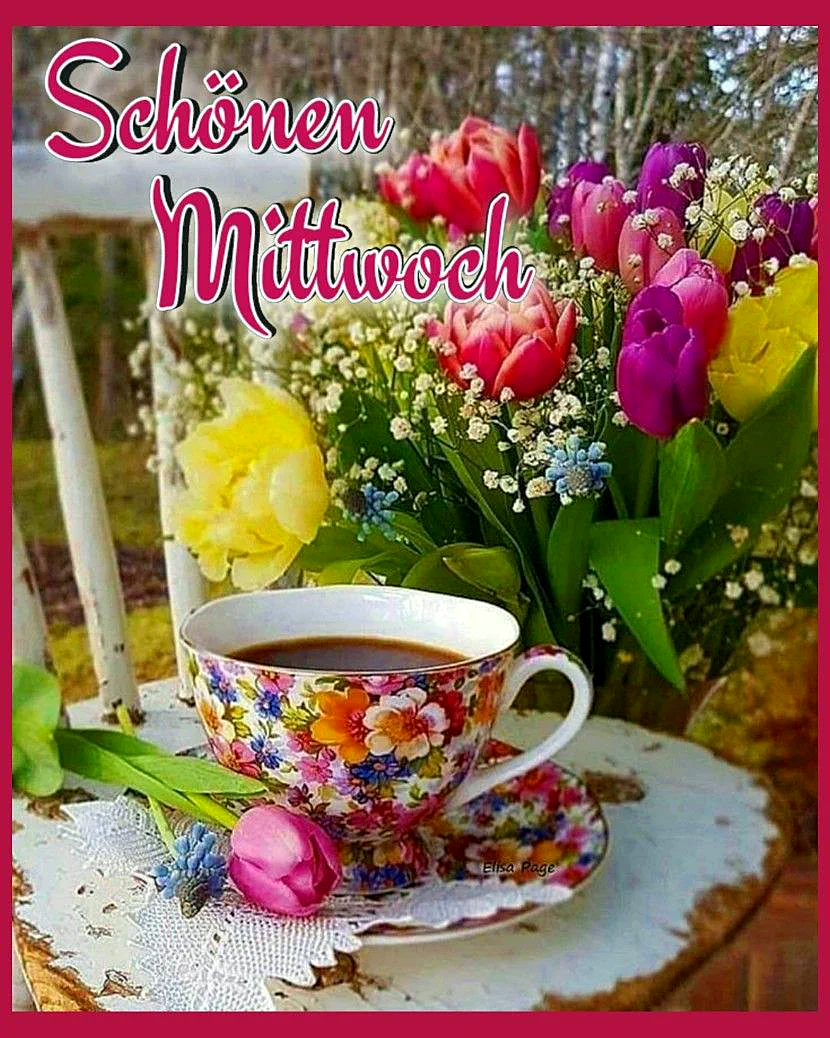 Ein floraler Kaffeebecher auf einem kleinen Tisch, umgeben von bunten Tulpen und anderen Blumen, mit einem rosa und violetten Farbton