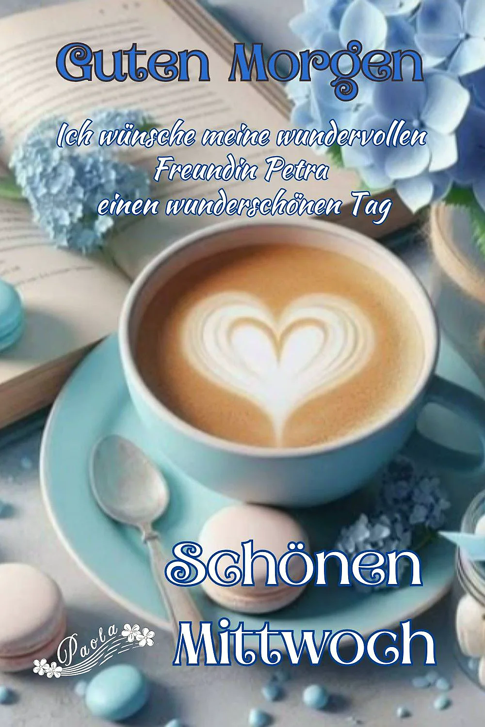 Ein hell erleuchteter, gemütlicher Frühstückstisch mit einer blauen Tasse Kaffee, die ein Herz aus Milchschaum zeigt, umgeben von blauen Blumen und Macarons