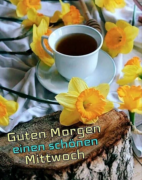 Ein warmes Frühstück mit einer Tasse Kaffee, umgeben von frischen gelben Narzissen auf einem rustikalen Holzstumpf, vor einer weißen Stoffkulisse