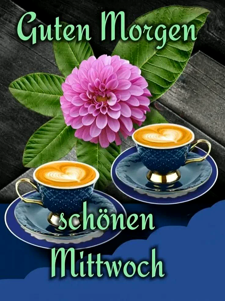 Zwei blaue Kaffeetassen mit goldenen Griffen auf blauen Tellern, mit Kaffee und einer pinken Blume im Hintergrund