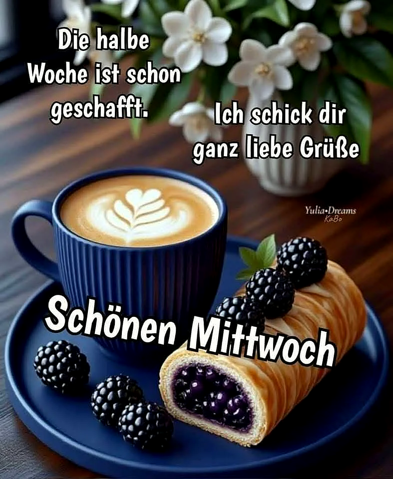 Ein dunkelblauer Teller mit einer blauen Kaffeetasse, einem Croissant mit Heidelbeeren und schwarzen Himbeeren, Blumen im Hintergrund