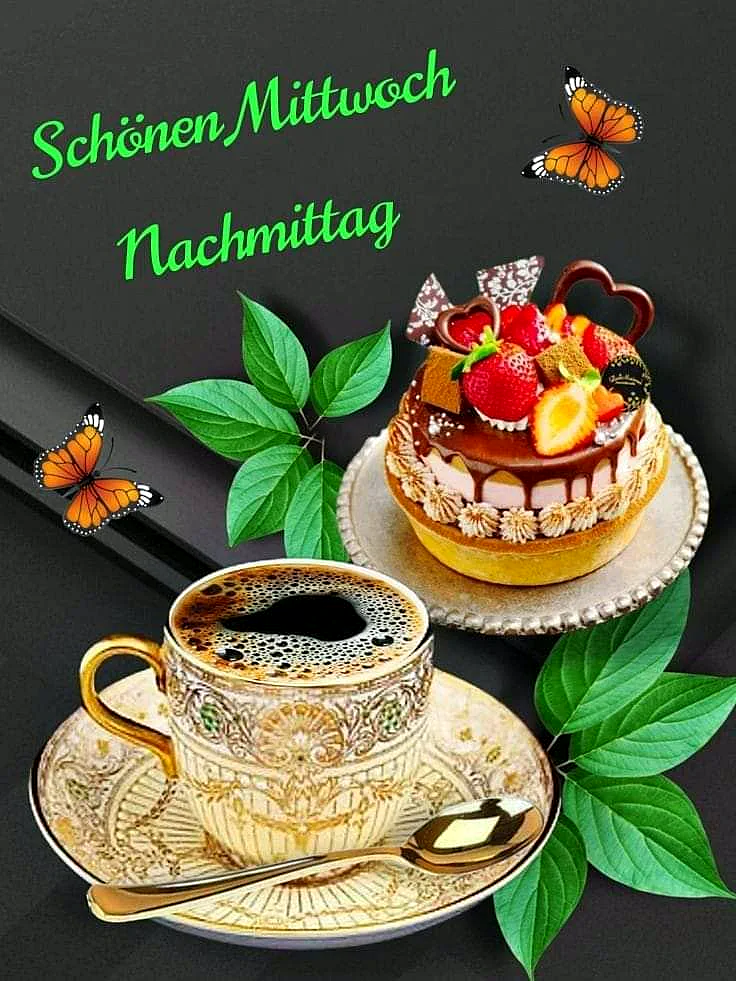 Ein goldener Kaffeebecher auf einer Untertasse mit einem Löffel, daneben ein Teller mit einem Schokoladenkuchen, garniert mit Früchten und Schokoladenherzen. Grüne Blätter und zwei Monarchfalter im Hintergrund.