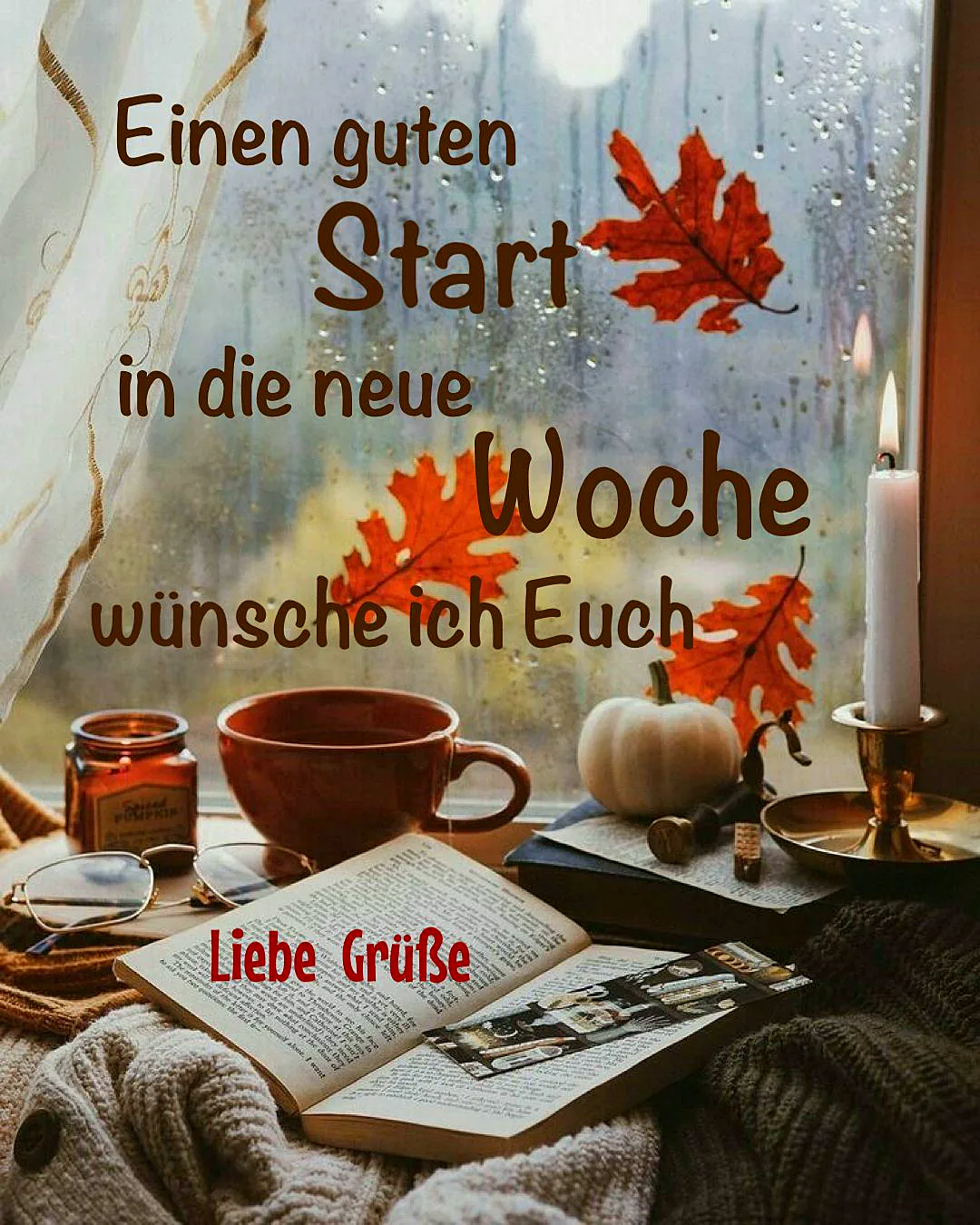 Ein gemütlicher Schreibtisch mit einer Tasse Kaffee, einem offenen Buch, einer Kerze und Herbstdekorationen am Fenster. Der Raum ist warm und einladend.