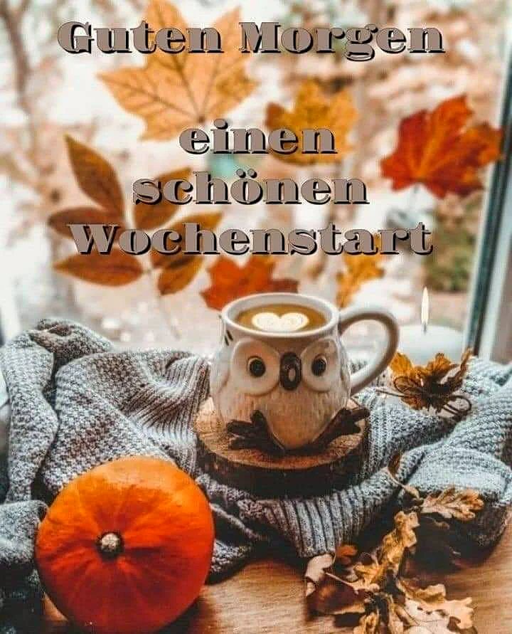 Ein Herbstmorgen mit einer Tasse Kaffee in einer Eulen-Tasse, umgeben von Herbstlaub und einem kleinen Kürbis auf einem Holztisch.