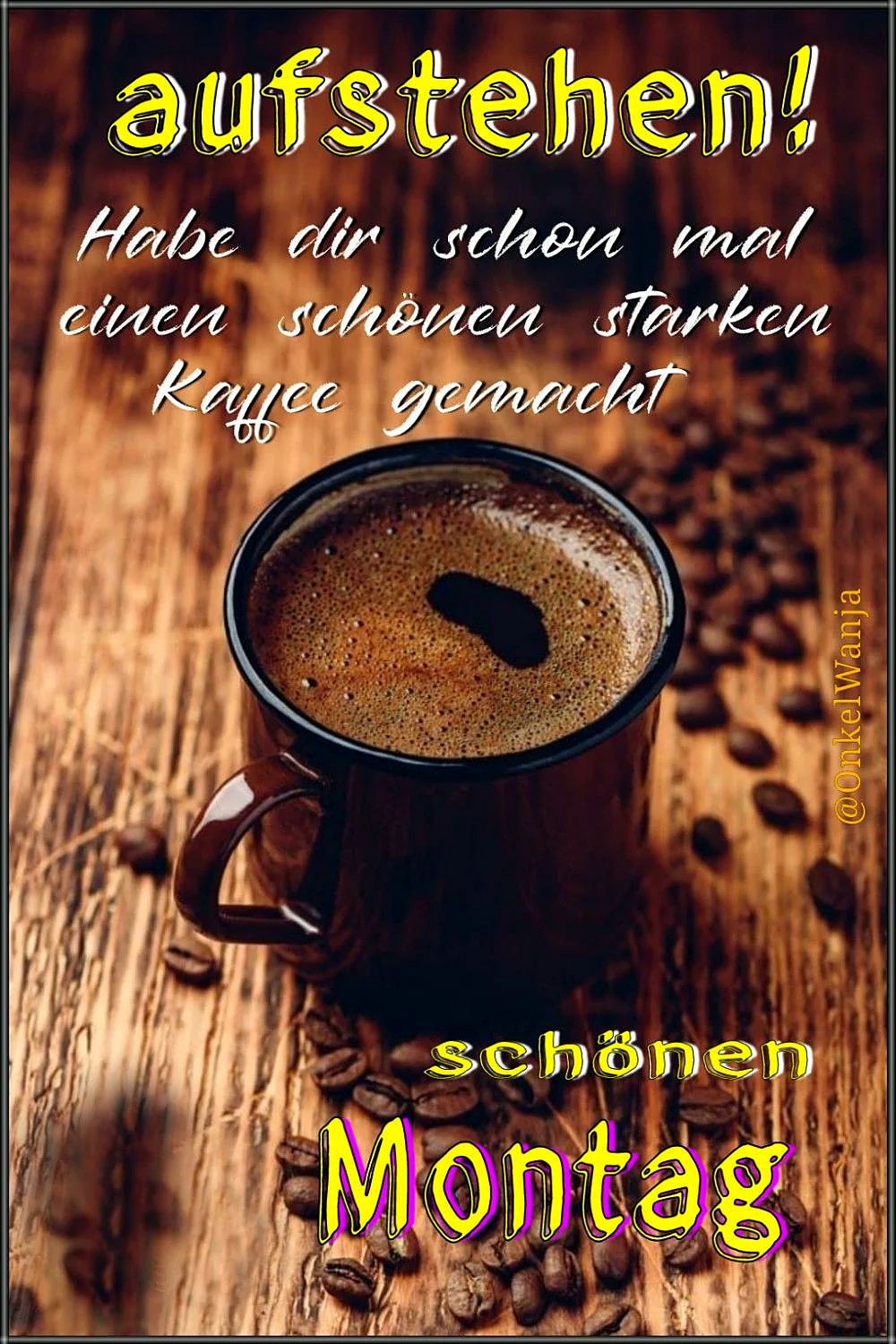 Ein dunkler Kaffee in einer braunen Tasse auf einem Holztisch, umgeben von Kaffeesamen, mit einem warmen, einladenden Licht
