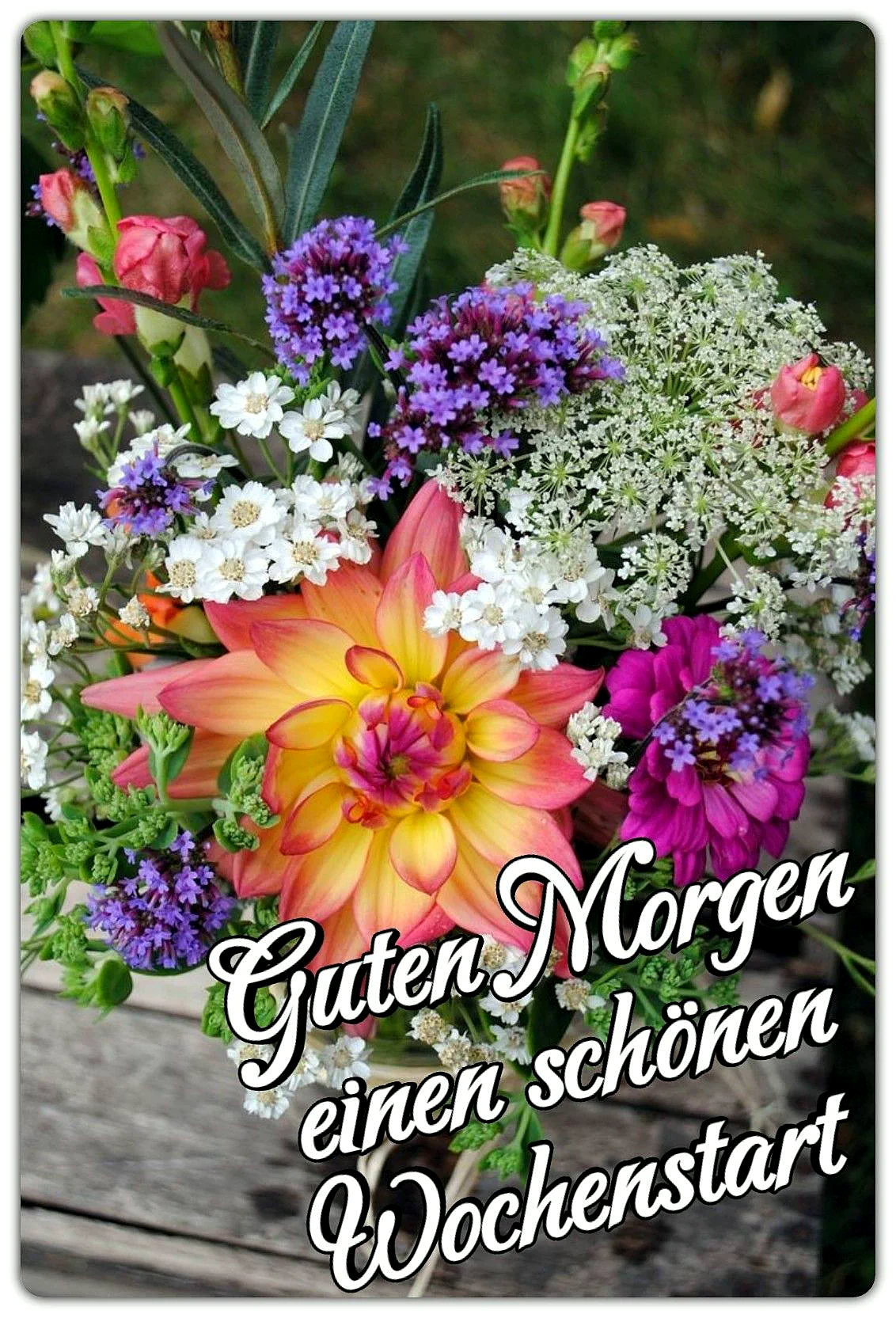 Ein farbenfroher Blumenstrauß mit gelben, rosa, violetten und weißen Blumen auf einem rustikalen Holztisch im Freien, sonnige Atmosphäre