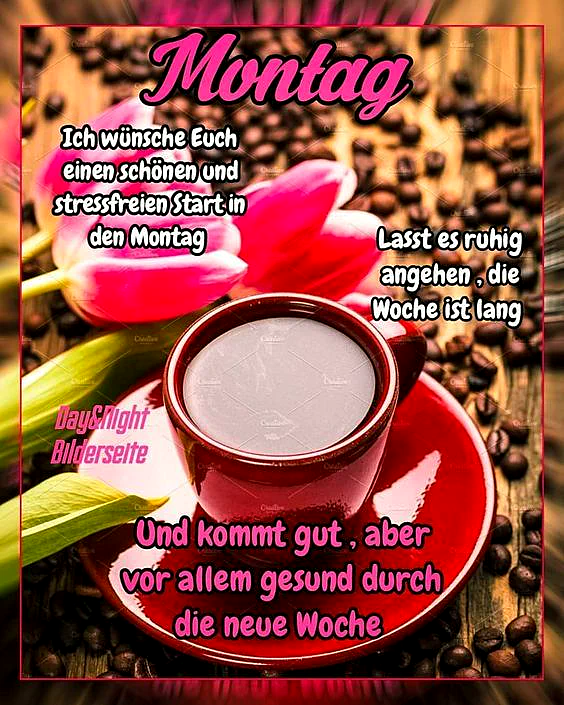 Ein roter Kaffeebecher auf einem roten Teller, umgeben von Kaffeebohnen, Tulpen und Blättern. Der Becher ist voll mit einer cremigen Kaffeeoberfläche.