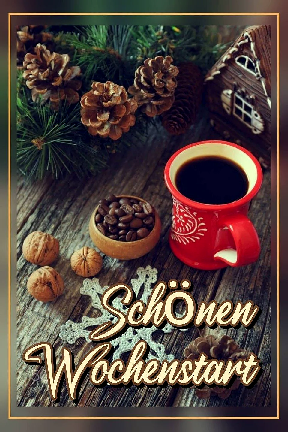 Ein Foto von einer rustikalen Holztischoberfläche mit einer roten Kaffeetasse, daneben ein kleines Holzschälchen gefüllt mit Kaffeebohnen, einige Walnüsse, Tannenzapfen und eine Mini-Holzhütte im Hintergrund. Der Text 'Schönen Wochenstart' ist in cremfarbenen, kursiven Buchstaben mit braunem Rand über dem Bild eingeblendet.
