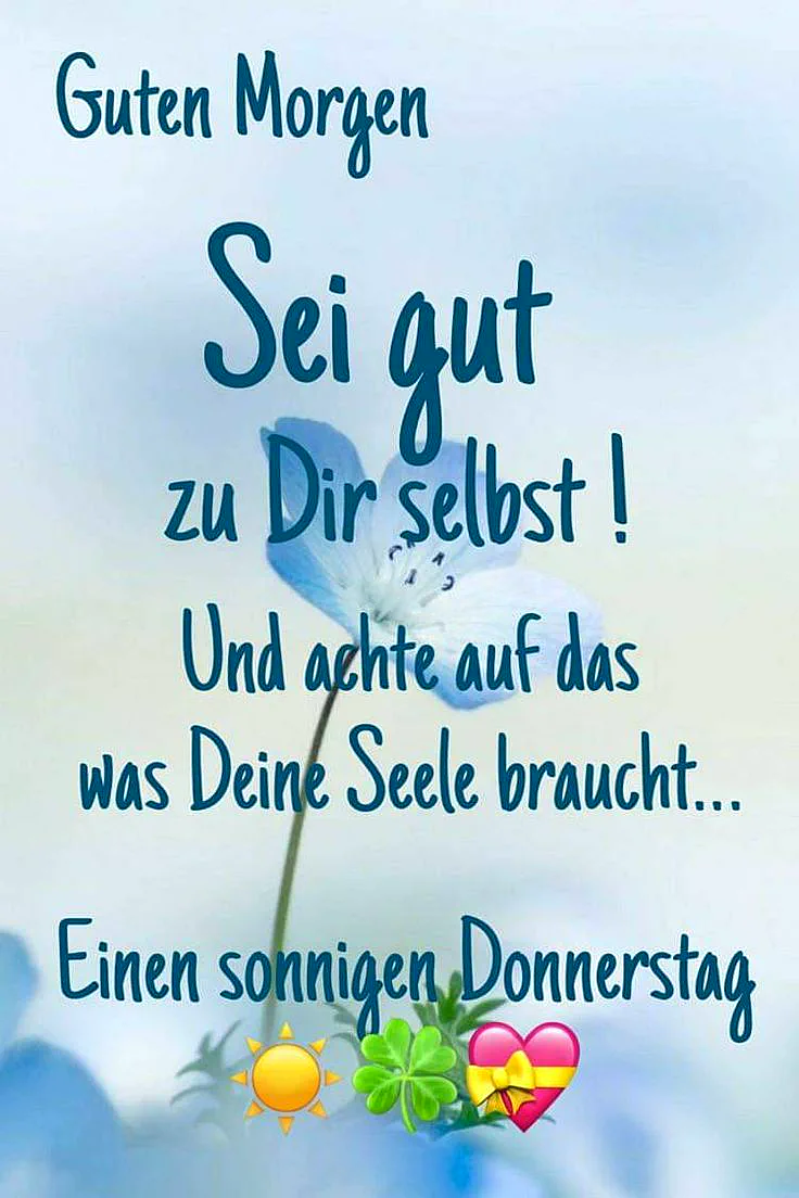 Ein sonniger Morgen mit einer blauen Blume und einem vierblättrigen Kleeblatt, im Hintergrund ein leicht bewölktes Himmel. Die Stimmung ist friedlich und hoffnungsvoll.