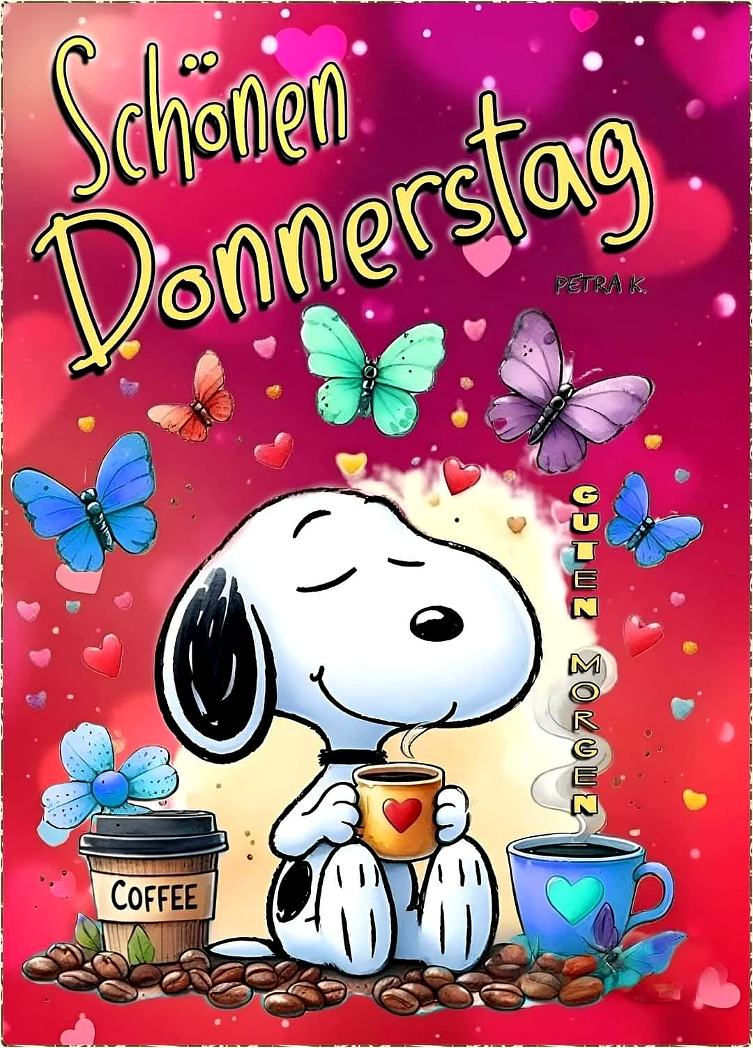Ein Cartoon von Snoopy, der mit geschlossenen Augen und einem Lächeln auf dem Gesicht sitzt, während er eine Tasse Kaffee mit einem Herz in der Hand hält. Neben ihm stehen eine Kaffeetasse und ein Kaffee-Becher mit Kaffeebohnen, umgeben von Schmetterlingen und Herzen auf einem rosa Hintergrund.
