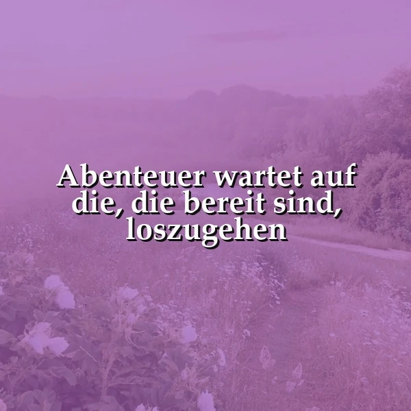 Ein neblig-morbider lila Landschaftsausschnitt mit unscharfen Blumen im Vordergrund und verschwommenen Hügeln im Hintergrund. Der inspirierende Spruch "Abenteuer wartet auf die, die bereit sind, loszugehen" steht zentral in weißer Schrift.