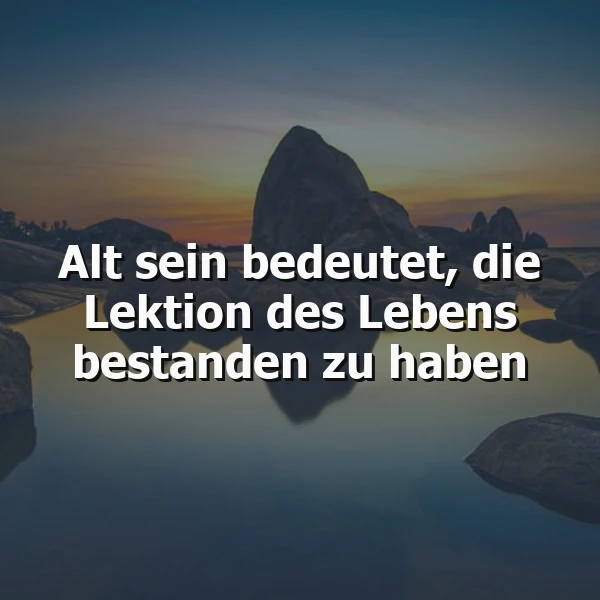 Majestätische Felsen ragen aus ruhigem Wasser unter einem dämmernden Himmel empor. Der weiße Text 'Alt sein bedeutet, die Lektion des Lebens bestanden zu haben' symbolisiert die tiefe Weisheit und Erfüllung des Alters.