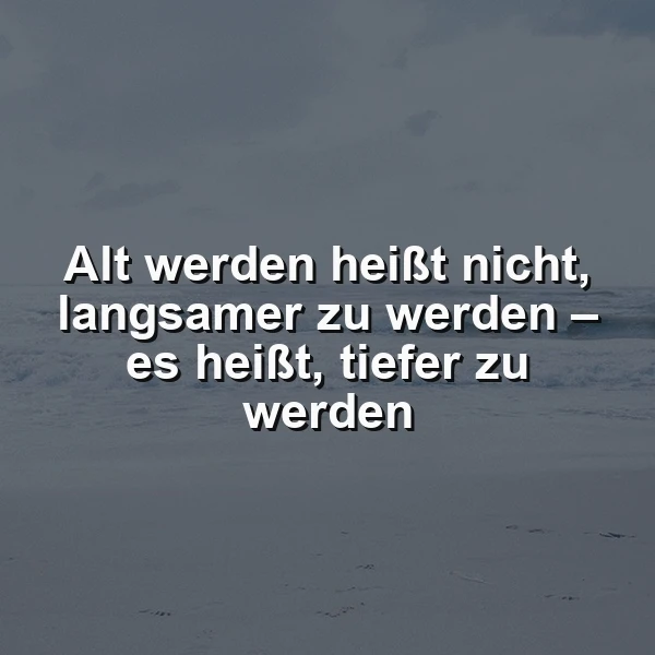 Ein dunkles, wolkenverhangenes Bild mit dem Zitat: Alt werden heißt nicht, langsamer zu werden – es heißt, tiefer zu werden. Die Stimmung wirkt nachdenklich und tiefgründig.
