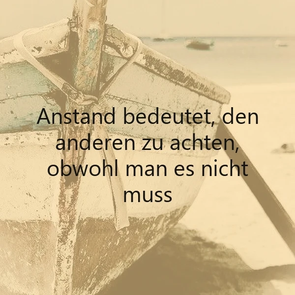 Ein altes, verwittertes Ruderboot am Strand bei sanftem Licht. Darauf der Spruch: Anstand bedeutet, den anderen zu achten, obwohl man es nicht muss. Die Szene strahlt Ruhe und Besonnenheit aus.