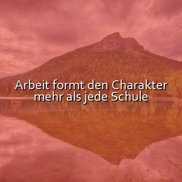 Ein ruhiger See vor einer bewachsenen Bergkulisse unter einem bewölkten Himmel, auf dem See spiegelt sich die Landschaft, im Vordergrund liegt ein Zettel mit dem Spruch 'Arbeit formt den Charakter mehr als jede Schule'