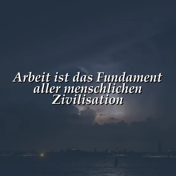 Inspirierendes Zitatebild: 'Arbeit ist das Fundament aller menschlichen Zivilisation'. Es zeigt einen dunklen Himmel mit fernen Blitzen über einer urbanen Silhouette am Wasser, was eine tiefgründige und kraftvolle Stimmung vermittelt.