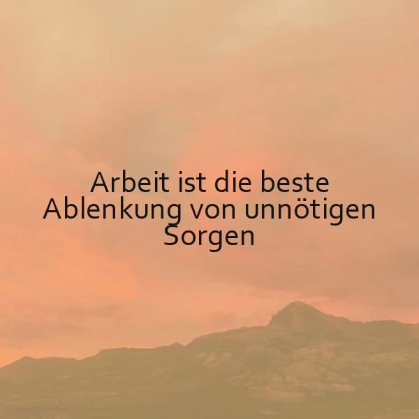 Ein Bergpanorama bei Sonnenuntergang mit einem warmen, orangefarbenen Himmel und einem sanften, grünen Berg im Hintergrund. Im Vordergrund steht der Text 'Arbeit ist die beste Ablenkung von unnötigen Sorgen' in schwarzer Farbe.