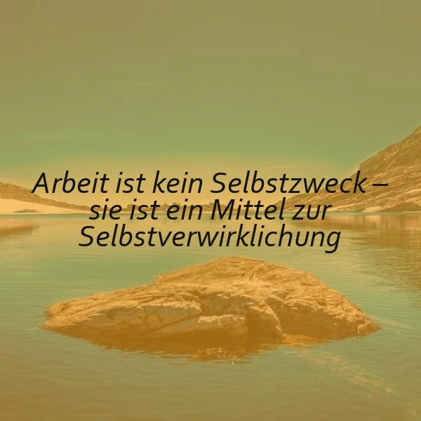 Ein ruhiger See mit einer großen Felsformation in der Mitte, umgeben von Bergen, mit einem inspirierenden Zitat über Selbstverwirklichung durch Arbeit