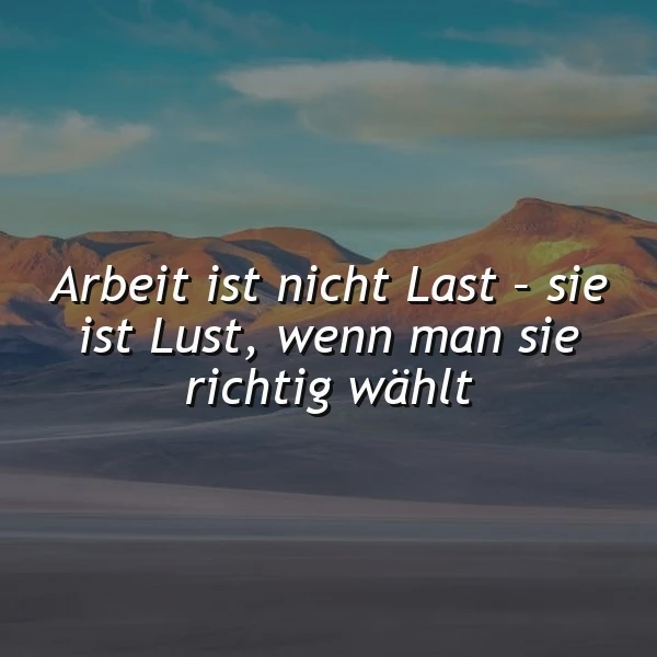 Ein Bergpanorama bei Sonnenuntergang mit einem inspirierenden Zitat über die Freude an der Arbeit