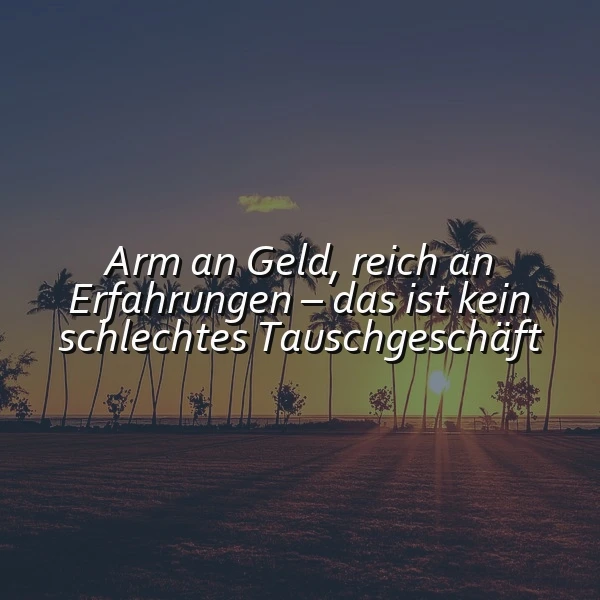 Ein sonniger Strand mit Palmen, im Hintergrund ein Sonnenuntergang. Das Bild zeigt einen ruhigen Strand mit vereinzelten Palmen, die im Abendlicht stehen. Der Text 'Arm an Geld, reich an Erfahrungen – das ist kein schlechtes Tauschgeschäft' ist über das Bild gelegt.