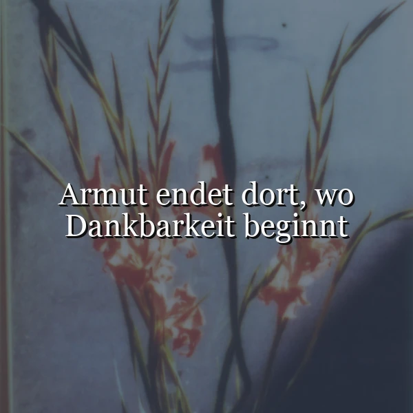 Ein ruhiges, blau-dominiertes Bild mit floralen Elementen, in dessen Zentrum der Spruch 'Armut endet dort, wo Dankbarkeit beginnt' in weißer Schrift steht.
