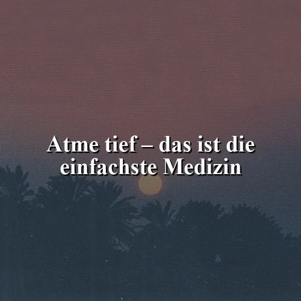 Ein poetischer Sonnenuntergang mit Palmensilhouetten, getaucht in sanfte Rot- und Violetttöne. Das Zitat 'Atme tief – das ist die einfachste Medizin' lädt zur inneren Einkehr und Gelassenheit ein.