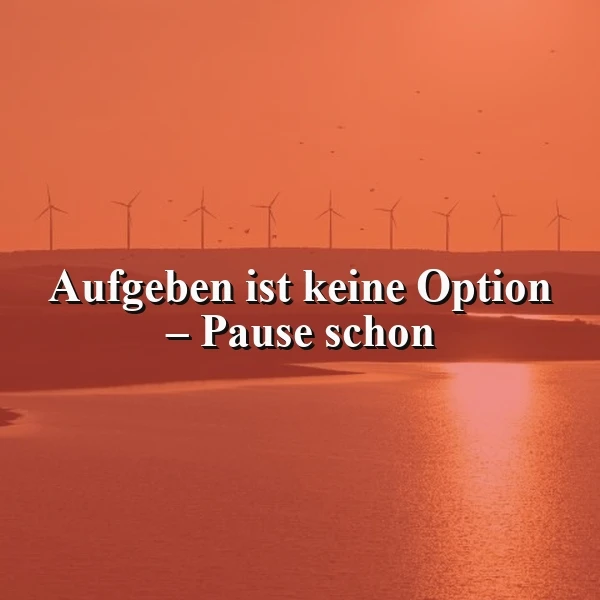 Ein rötlich-oranges Landschaftsbild zeigt einen ruhigen See und eine Reihe von Windrädern am Horizont bei Sonnenuntergang. Der inspirierende Spruch „Aufgeben ist keine Option – Pause schon“ steht zentral und dominant in Weiß.