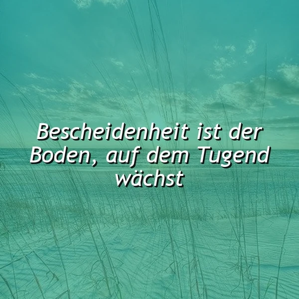 Ein beruhigendes Bild in Türkis-Tönen zeigt Schilf am Strand mit weitem Meer und Himmel. Der zentrale weiße Spruch lautet: "Bescheidenheit ist der Boden, auf dem Tugend wächst" und lädt zum Innehalten ein.