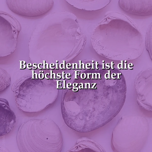 Ein ruhiges Arrangement aus fliederfarbenen Muschelschalen auf einem sanften Hintergrund, mit dem tiefgründigen Zitat „Bescheidenheit ist die höchste Form der Eleganz“ in der Mitte platziert, strahlt eine elegante und nachdenkliche Atmosphäre aus.