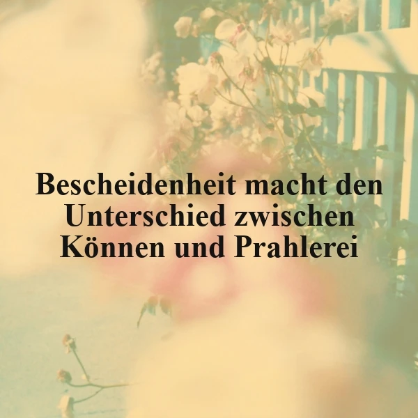 Ein sanftes Bild zeigt blühende Rosen in zarten Cremetönen vor einem unscharfen Lattenzaun, durchdrungen von warmem Licht. Zentral darauf prangt die Weisheit: Bescheidenheit macht den Unterschied zwischen Können und Prahlerei.