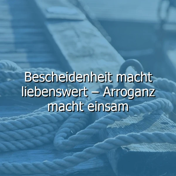 Nahaufnahme von hellen Schiffstauen auf blau getöntem Holzgrund, im Hintergrund ein Metallring. Darauf in weißer Schrift der Spruch: „Bescheidenheit macht liebenswert – Arroganz macht einsam.“ Die Szene vermittelt Ruhe und Tiefe.