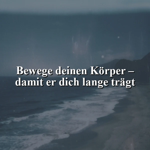 Abendliche Küstenlandschaft mit sanften Wellen und dunklen Bergen unter einem bedeckten Himmel. Zentral steht die inspirierende Weisheit: Bewege deinen Körper, damit er dich lange trägt, in weißer Schrift.