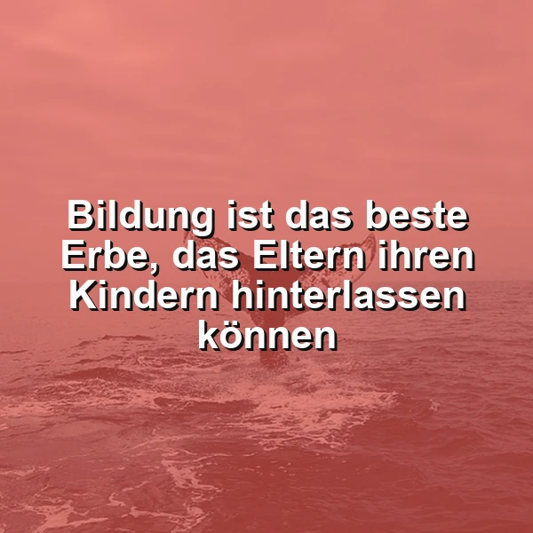 Ein ruhiger Ozean mit Wellen und einem orangenen Himmel, auf dem der Spruch 'Bildung ist das beste Erbe, das Eltern ihren Kindern hinterlassen können' in weißer Schrift liegt