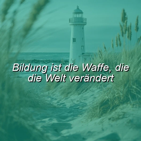Ein Leuchtturm steht auf einer Klippe, umgeben von hohen Gräsern und dem Meer im Hintergrund. Der Leuchtturm symbolisiert Hoffnung und Führung. Der Text 'Bildung ist die Waffe, die die Welt verändert' liegt prominent im Vordergrund.