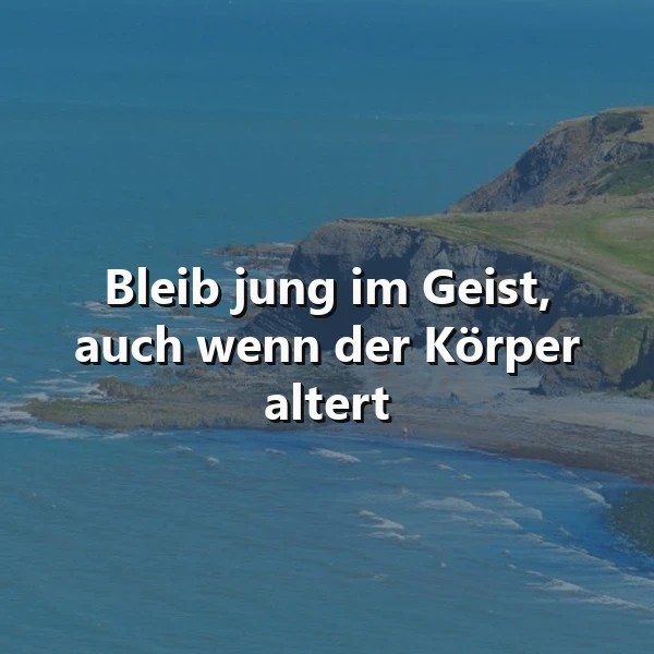 Ein Foto einer atemberaubenden Küstenlandschaft mit einer steilen Felswand, die in das blaue Meer ragt. Im Vordergrund ist ein schmaler Sandstrand zu sehen. Über die Szene ist der Text 'Bleib jung im Geist, auch wenn der Körper altert' gelegt.