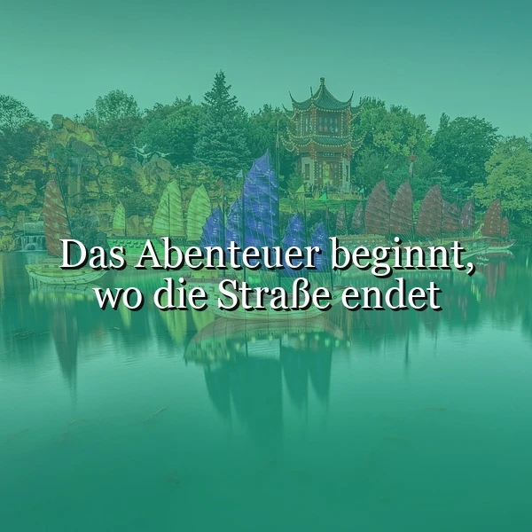 Ein ruhiger See mit einer Pagode im Hintergrund, umgeben von Bäumen und farbenfrohen Segeln, auf denen das Zitat 'Das Abenteuer beginnt, wo die Straße endet' in weißer Schrift liegt.