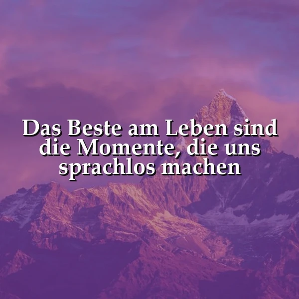 Majestätische Berge im warmen Licht von Sonnenauf- oder untergang, unter einem lila-rosa Himmel. Mittig prangt der Spruch: 'Das Beste am Leben sind die Momente, die uns sprachlos machen'.