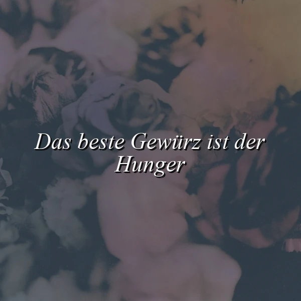 Ein stimmungsvolles Bild mit verschwommenen, dunklen Blumen in Blautönen und Beige, das das inspirierende Zitat "Das beste Gewürz ist der Hunger" in eleganter, weißer Schrift präsentiert und zum Nachdenken anregt.