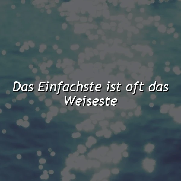 Ein inspirierendes Zitat auf einem Bild, das dunkelblaues Wasser mit glitzernden Lichtreflexen zeigt. Der Spruch 'Das Einfachste ist oft das Weiseste' steht in weißer, kursiver Schrift darauf, vermittelt eine friedvolle und tiefgründige Atmosphäre.
