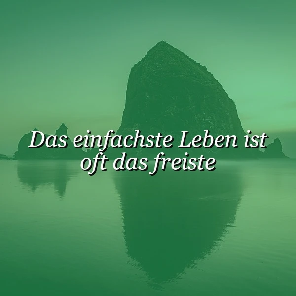 Monochromes, grünliches Bild einer markanten Felsinsel im stillen Wasser. Ein einfacher Horizont betont die Weite. Der Text „Das einfachste Leben ist oft das freiste“ schwebt über der spiegelnden Oberfläche und vermittelt Ruhe sowie Freiheit.