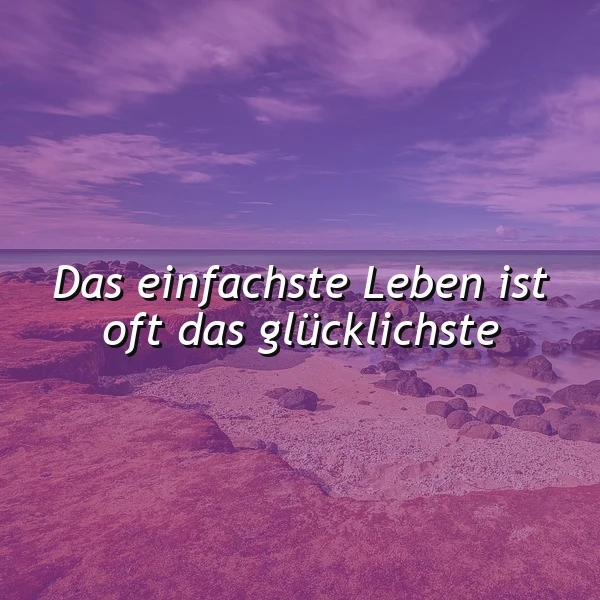 Ein ruhiges Küstenbild mit Felsen und sanften Meereswellen unter einem lila-getönten Himmel. Der weiße Text verkündet die Weisheit 'Das einfachste Leben ist oft das glücklichste' und lädt zum Nachdenken ein.