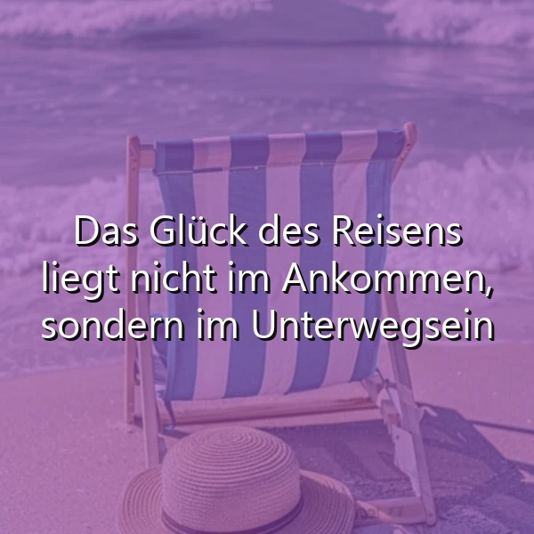 Ein Strandstuhl mit einer blauen und weißen Streifenmusterung steht am Meer, daneben liegt ein Strohhut. Der Text 'Das Glück des Reisens liegt nicht im Ankommen, sondern im Unterwegsein' ist über das Bild gelegt.