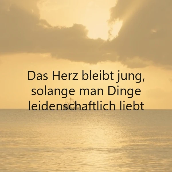Ein Foto eines sonnigen Meeres mit einem goldenen Himmel und dunklen Wolken, auf dem der Text 'Das Herz bleibt jung, solange man Dinge leidenschaftlich liebt' in schwarzer Schrift liegt.
