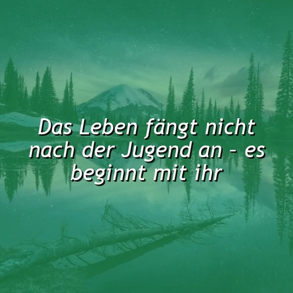 Ein ruhiger See mit einem umgestürzten Baumstamm im Vordergrund, umgeben von hohen Tannen und einer schneebedeckten Bergkulisse unter einem sternenklaren Himmel. Das Zitat 'Das Leben fängt nicht nach der Jugend an - es beginnt mit ihr' liegt zentral im Bild.